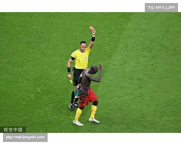 弗里克因不满裁判判罚做出手势再领黄牌被罚下场详细分析